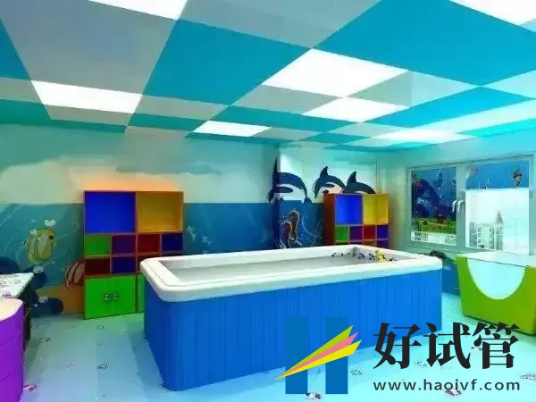 宝宝游泳需要准备什么东西(图1) 宝宝游泳需要准备什么东西(图1)